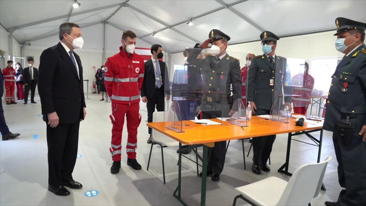 Draghi in visita all'hub vaccinale di Fiumicino: "Un luogo di speranza, ne usciremo"