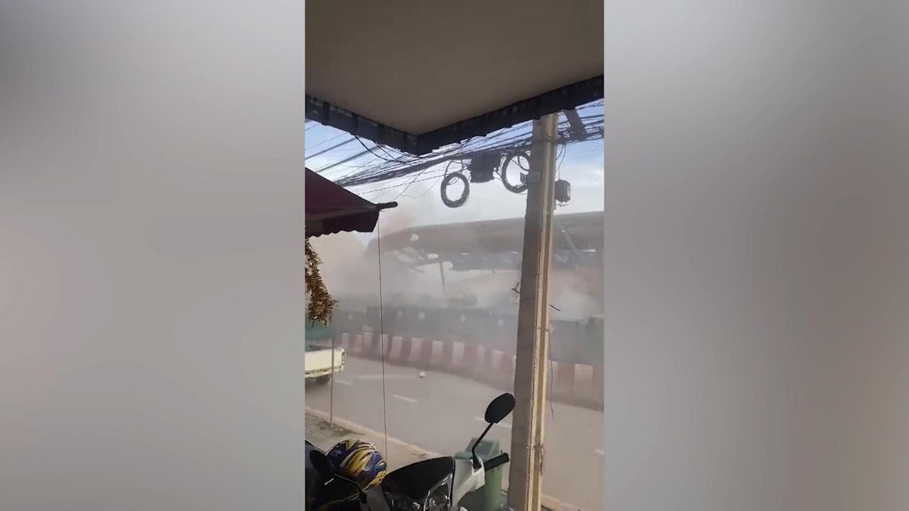 Bangkok, cavalcavia autostradale collassa su una strada affollata: il momento del crollo