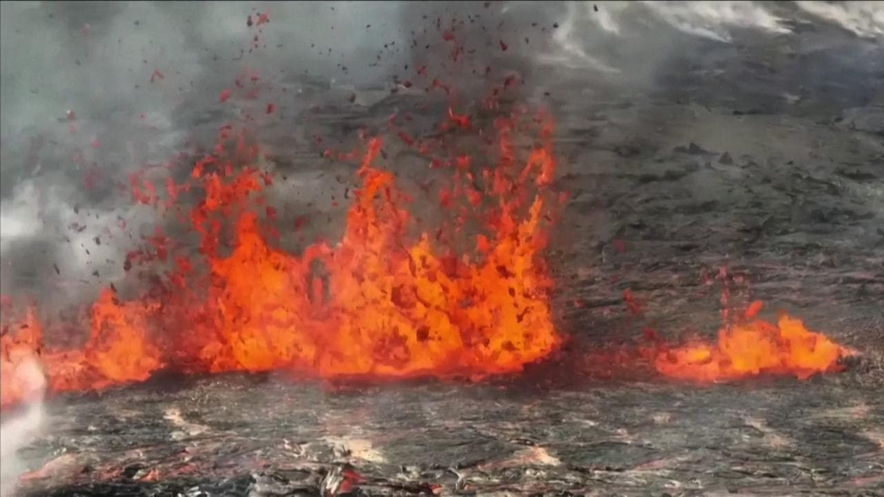 La lava ribolle dal terreno: le spettacolari immagini dell'eruzione di un vulcano islandese