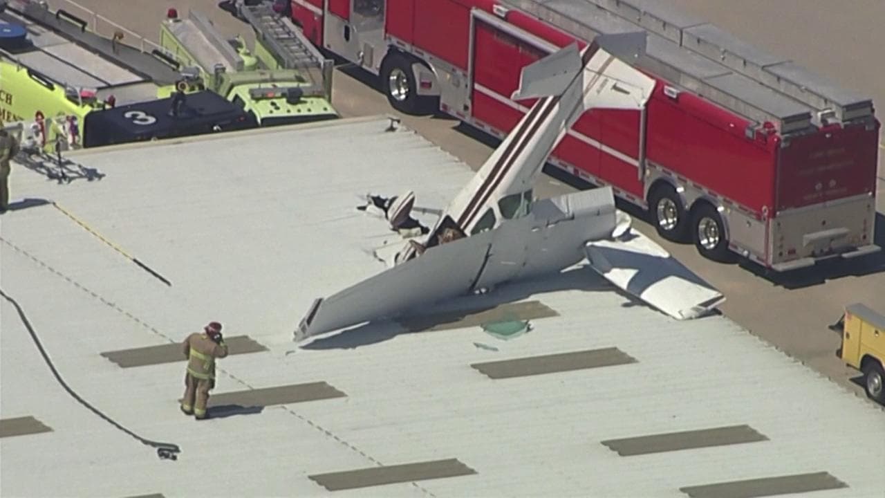 Aereo precipita in California e si incastra sul tetto di un hangar dell'aeroporto di Long Beach