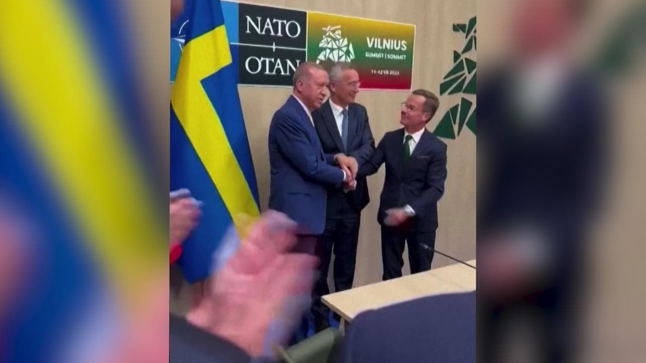 Svezia nella Nato, via libera di Erdogan: la stretta di mano con Kristersson