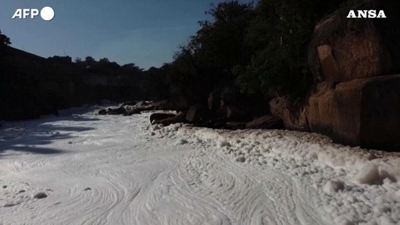 Brasile, il fiume Tiete tutto ricoperto da schiuma tossica scaricata da industrie di detersivi