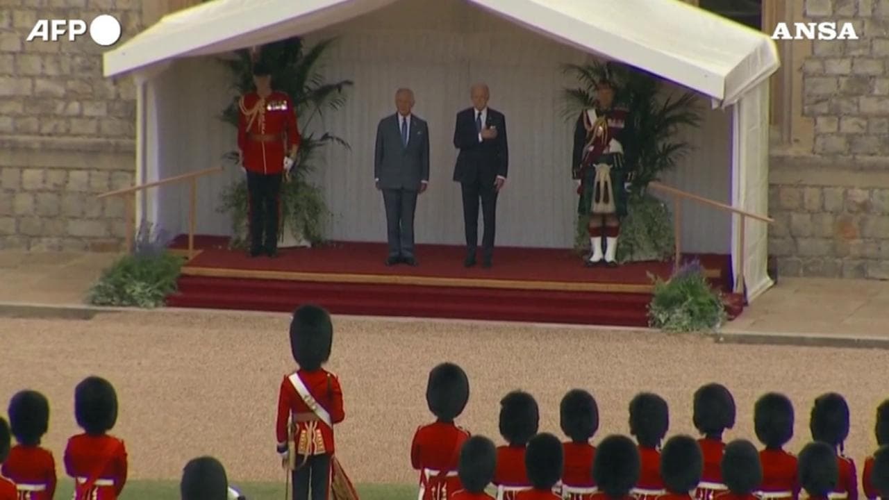 Il presidente statunitense Joe Biden incontra re Carlo III: la parata della Guardia Reale a Windsor