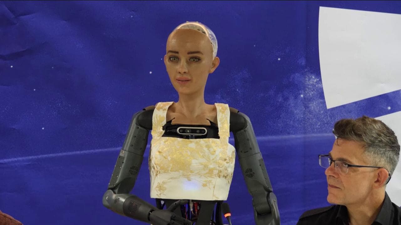 Ginevra, la conferenza stampa dei robot umanoidi all’Onu: “Non siamo emotivi, per questo migliori di voi umani”