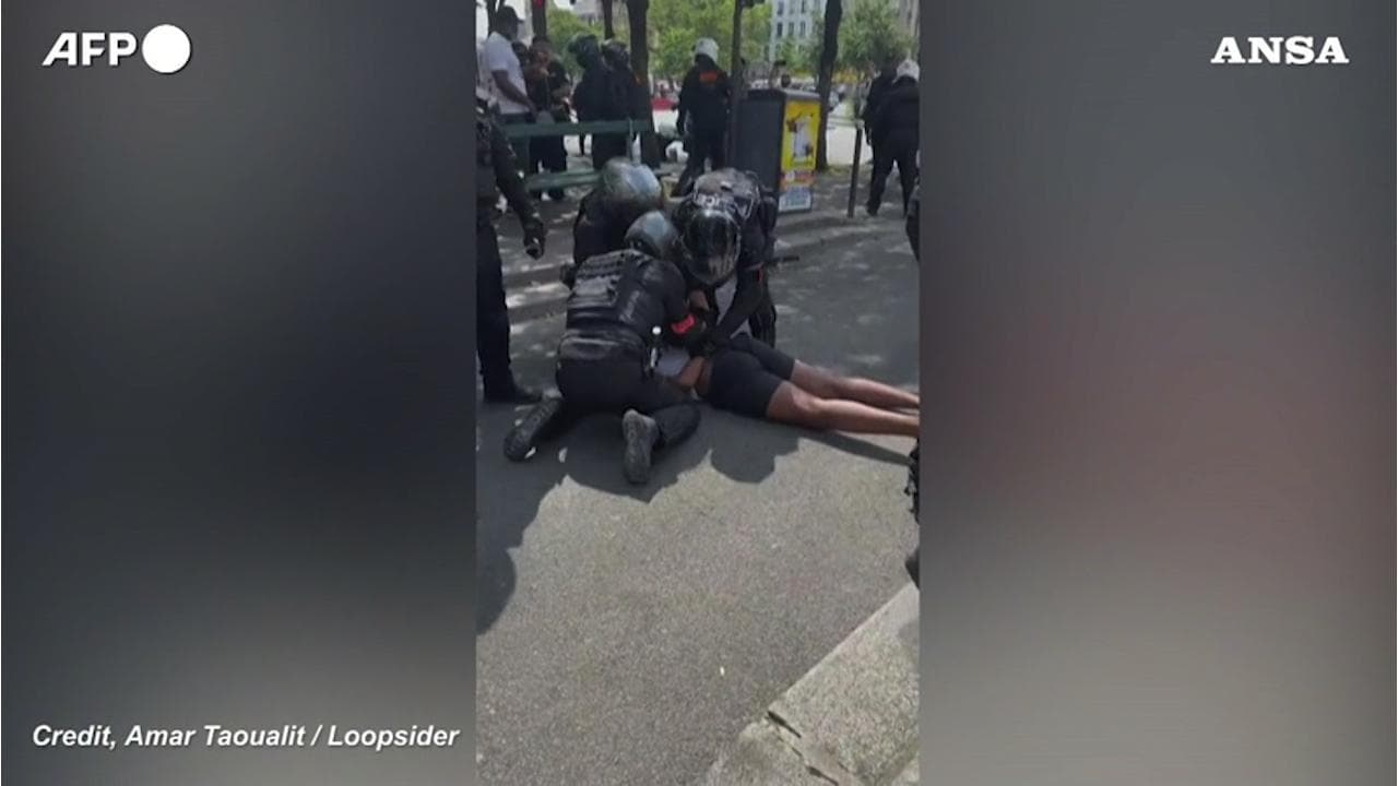 Francia, le immagini del violento arresto di Youssouf Traoré, fratello di Adama morto in caserma