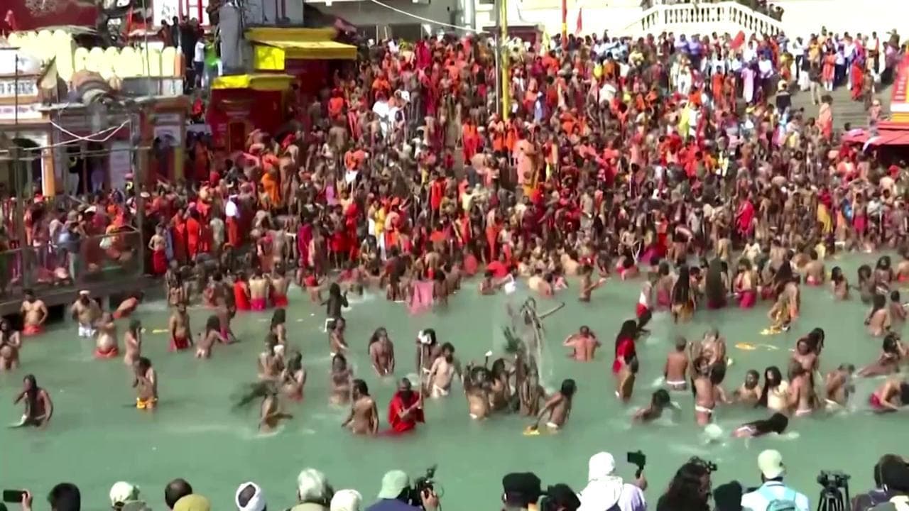 India, milioni di fedeli, accalcati, si tuffano nel Gange nonostante il Covid