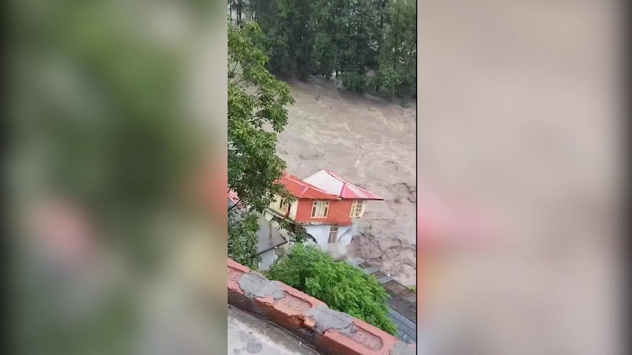 Una casa crolla per la tempesta, le strade diventano fiumi: India devastata dalle piogge monsoniche