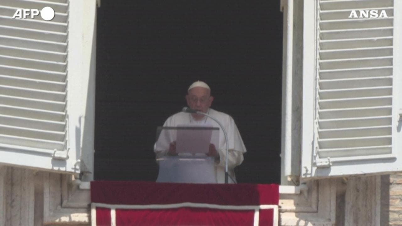 Papa Francesco ringrazia l'ong Mediterranea Saving Humans durante l'Angelus