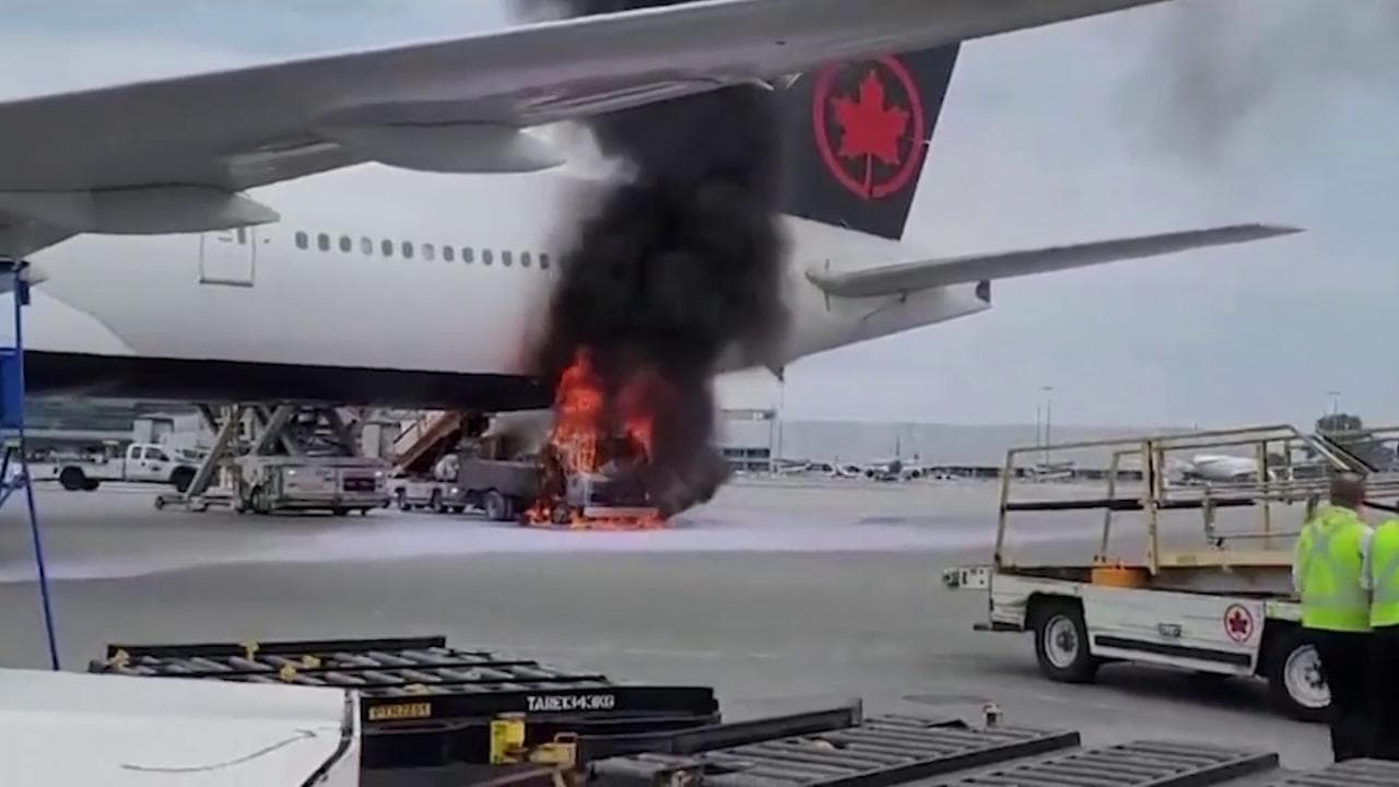 Canada, fiamme in pista: camioncino prende fuoco sotto un aereo appena atterrato