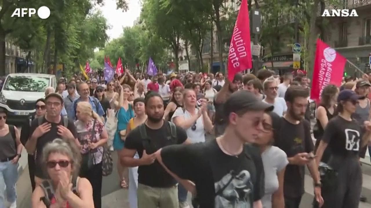 Parigi, corteo per Adama Traoré nonostante il divieto della questura