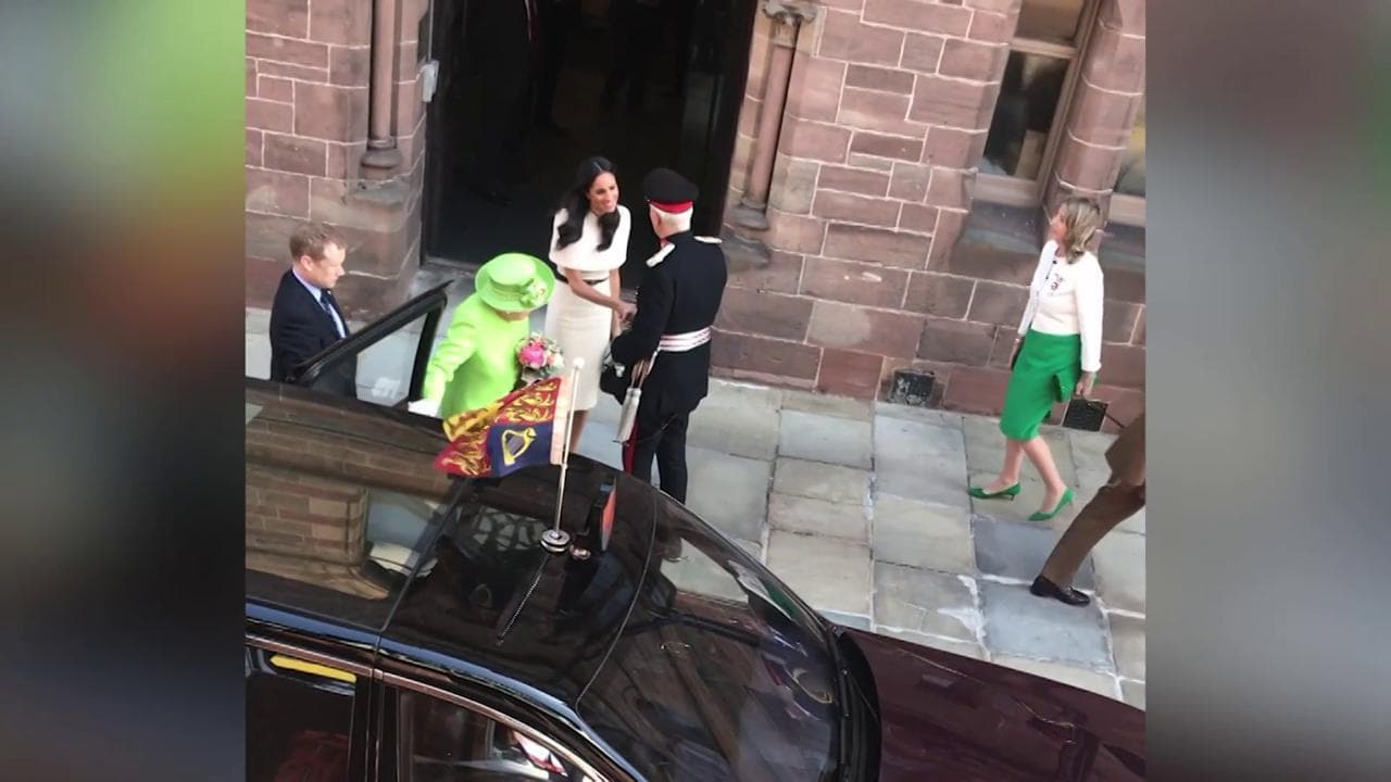 La regina condivide una coperta con Meghan: in un video l'episodio raccontato dalla duchessa in tv