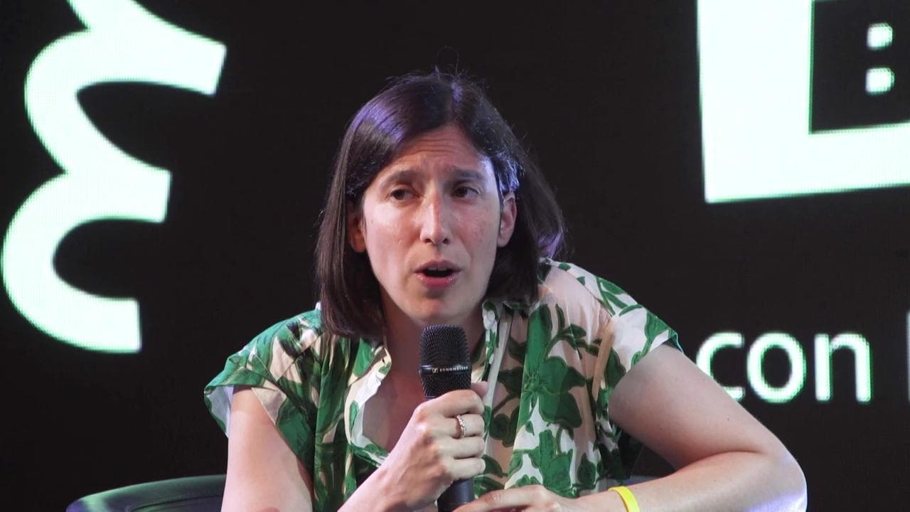Elly Schlein intervistata da Chiara Valerio: "Serve una redistribuzione delle ricchezze, del potere, del sapere e del tempo"