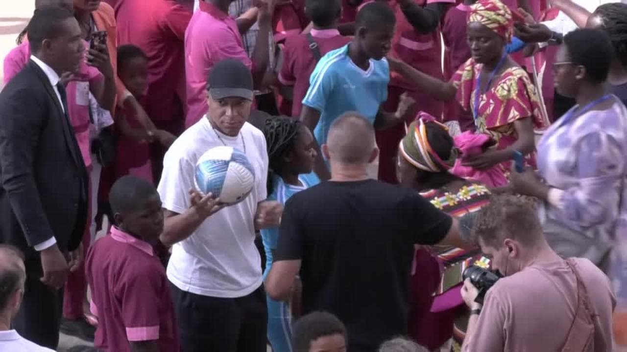 Mbappé per la prima volta in Camerun, Paese d'origine del padre. La festa di bambini e tifosi