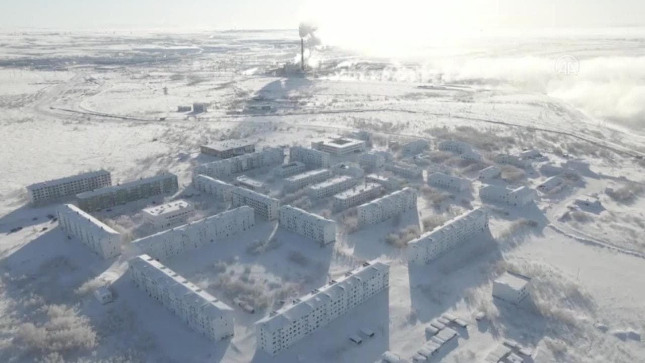 Russia, temperature a -50°: le case sono ricoperte di ghiaccio e gli abitanti fuggono dal borgo