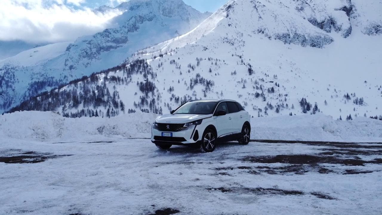 Peugeot 3008 Hybrid, show sulla neve