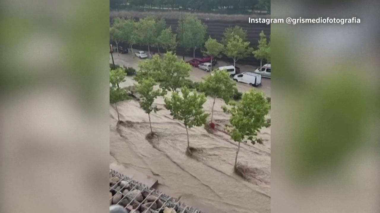 Tempesta a Saragozza: le strade diventano fiumi e le automobili vengono trascinate via dall'acqua