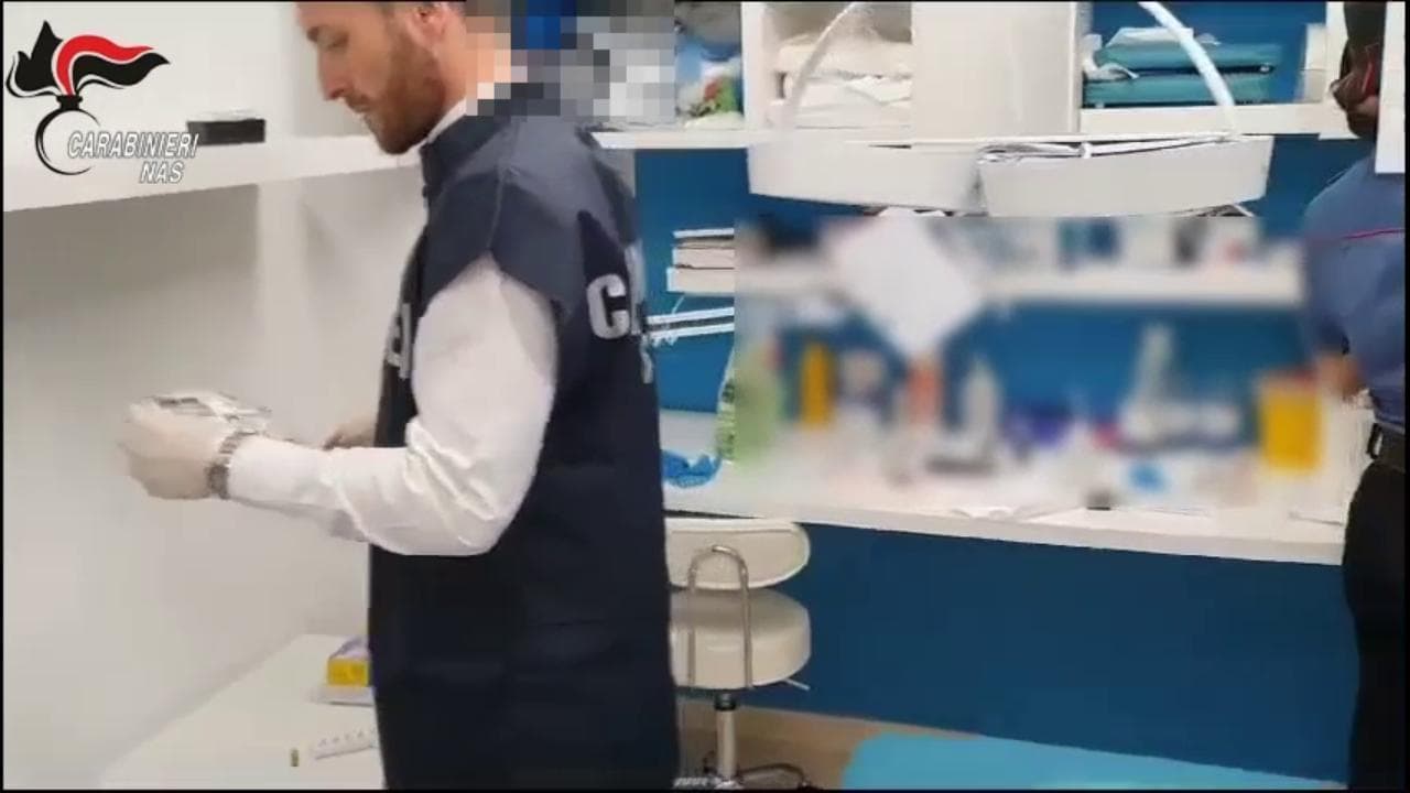 Reggio Calabria, si fingeva medico ed eseguiva trapianti di capelli: arrestato titolare di un B&b