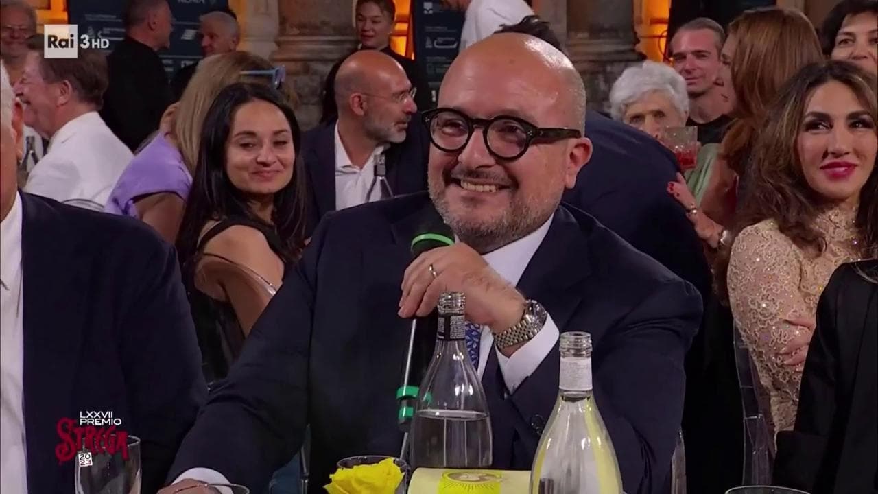 Premio Strega, la gaffe di Sangiuliano con Geppi Cucciari. Il ministro prima vota poi dice: "Proverò a leggere libri in gara"
