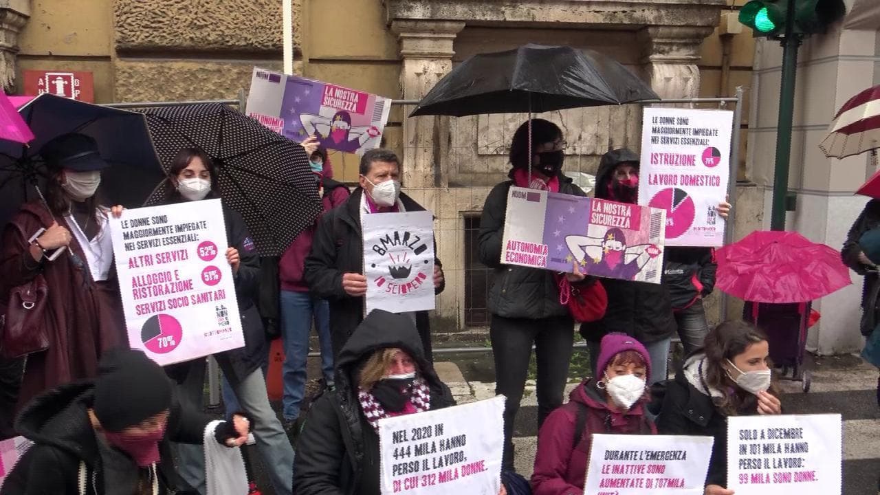 8 marzo, flash-mob al Mef: "Il Recovery liberi le donne dal ricatto della violenza e della povertà"