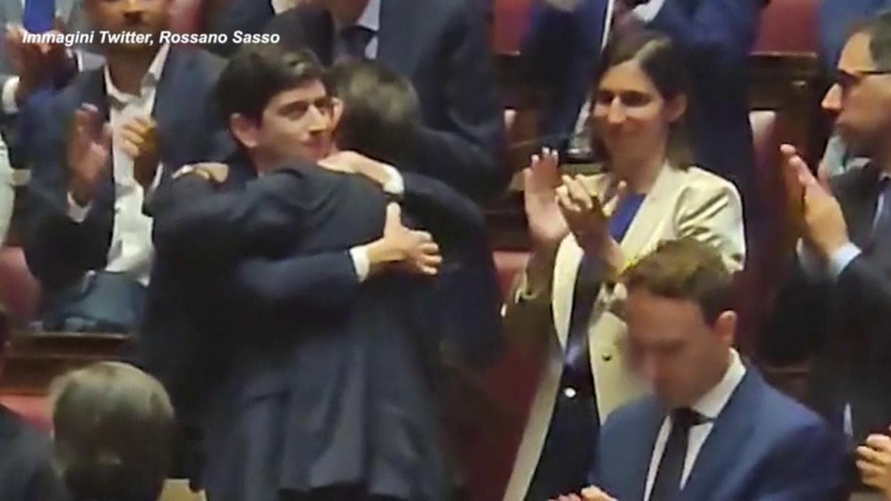 Commissione Covid, l'abbraccio tra Conte e Speranza alla Camera