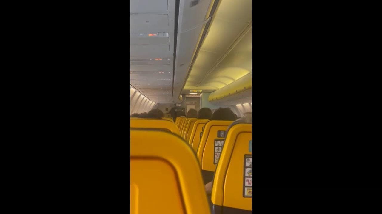 Il siparietto al microfono del volo Ryanair: "Se siete in Veneto in vacanza, spero non siate astemi"