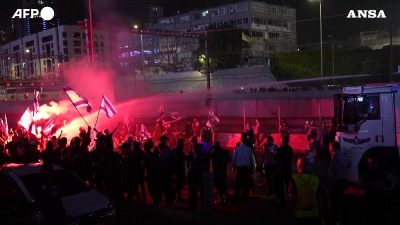 Tel Aviv, manifestanti bloccano l'autostrada dopo le dimissioni del capo della polizia Eshed