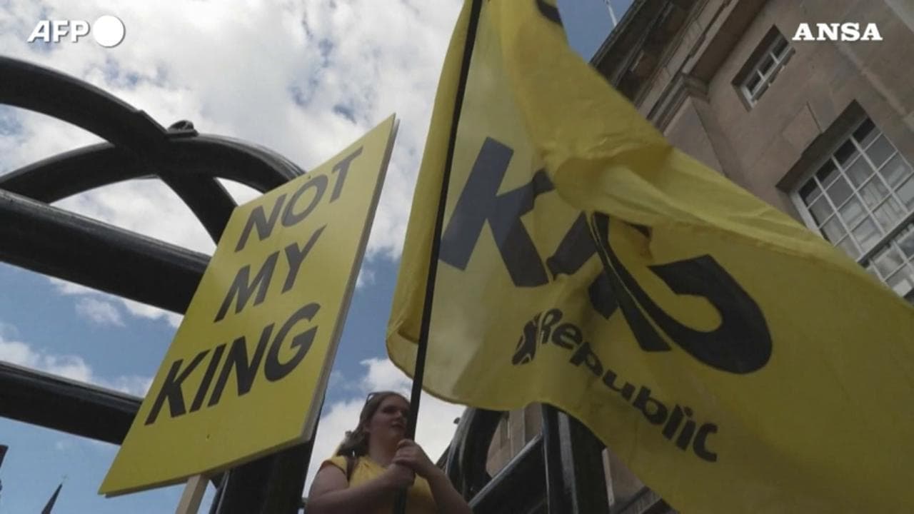 Sostenitori della monarchia, indipendentisti e repubblicani in strada per Re Carlo in Scozia