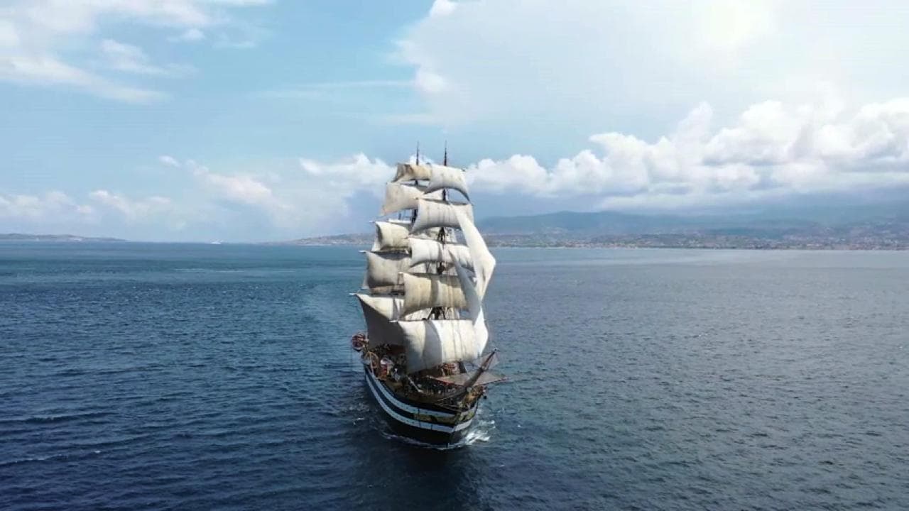 L'Amerigo Vespucci in mare per il giro del mondo, le immagini da film con il drone