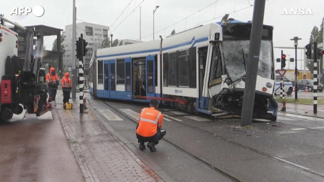 Maltempo, la tempesta Poly si abbatte sui Paesi Bassi: alberi sradicati e strade chiuse ad Amsterdam
