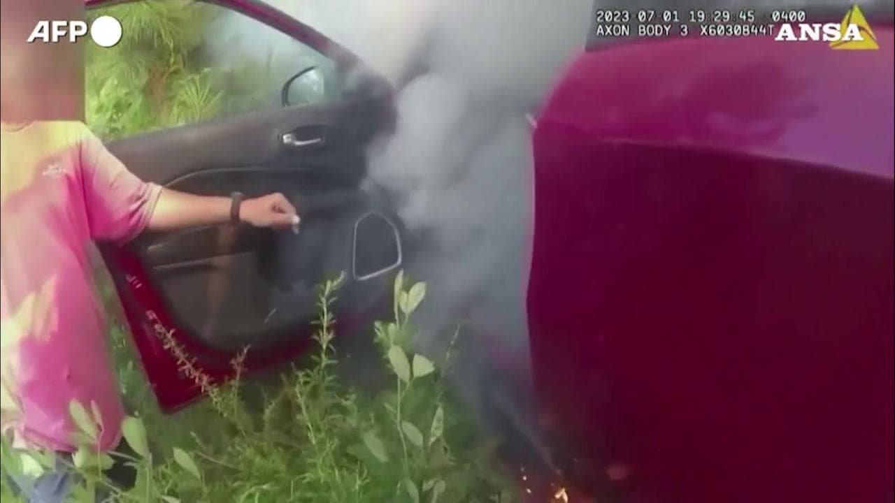 Usa, poliziotto salva una donna intrappolata in un'automobile in fiamme. Le immagini della bodycam