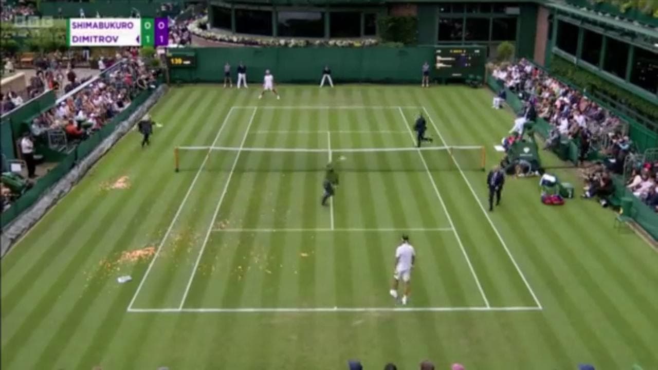 Attivisti di Just Stop Oil interrompono un match di Wimbledon entrando in campo e lanciando coriandoli