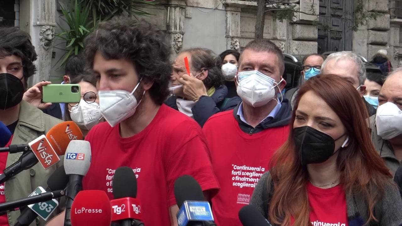 Le Sardine vogliono occupare la sede del Pd: "Pronti a dormire qui se non ci ascoltano"