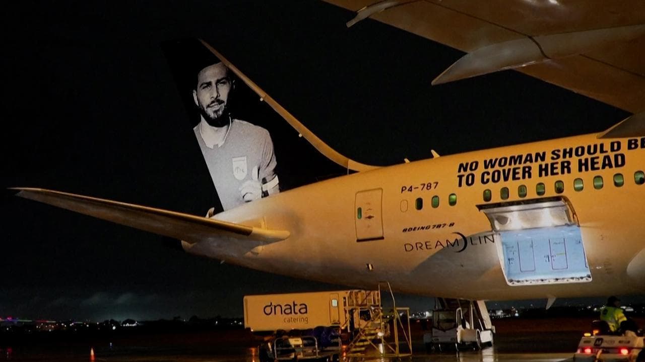 L'aereo della nazionale brasiliana di calcio femminile omaggia i manifestanti iraniani