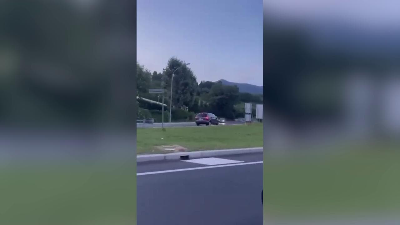 Terni, automobilista sbaglia l'uscita della rotonda e percorre la strada contromano