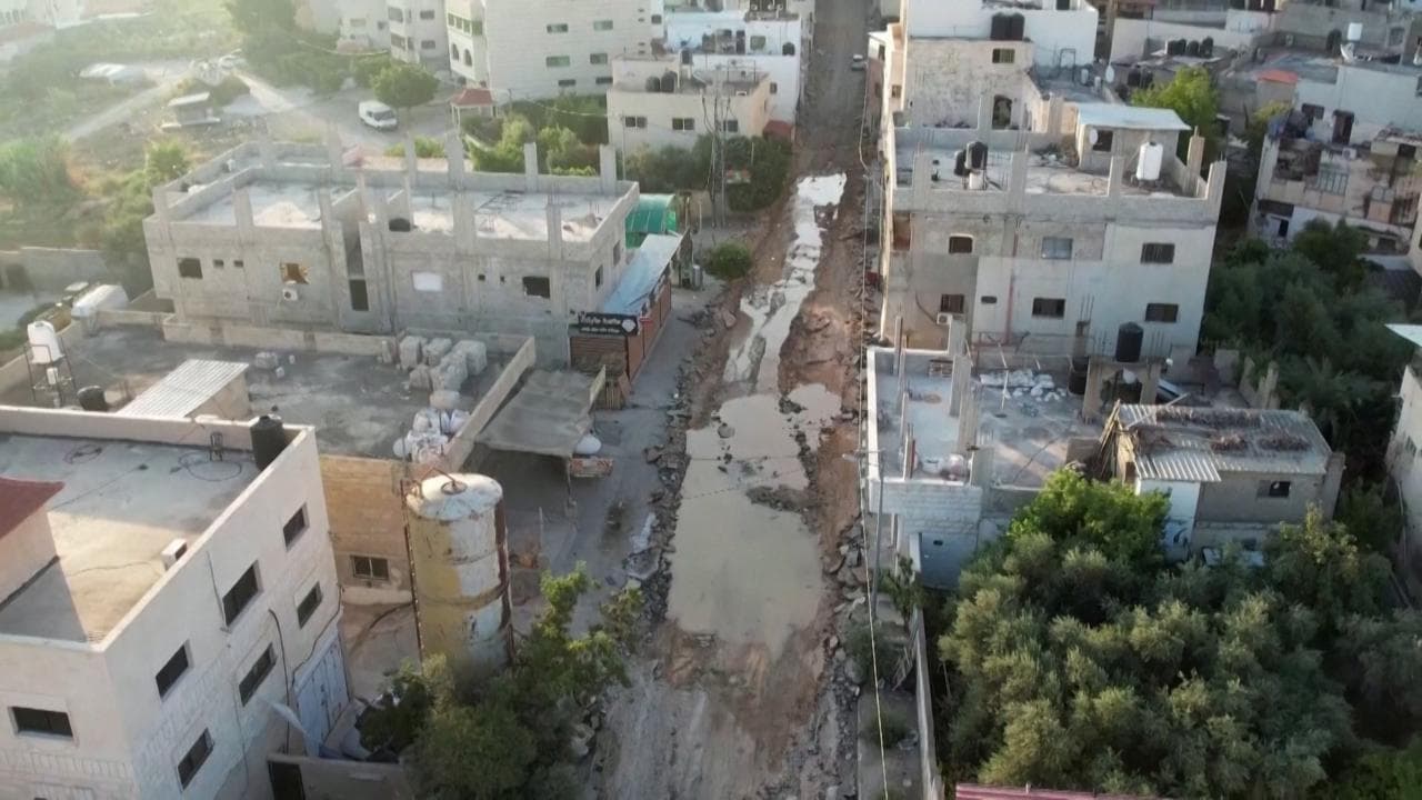 Israele, le truppe militari lasciano Jenin acclamate dai coloni. Dal drone le immagini del campo palestinese dopo l’intervento