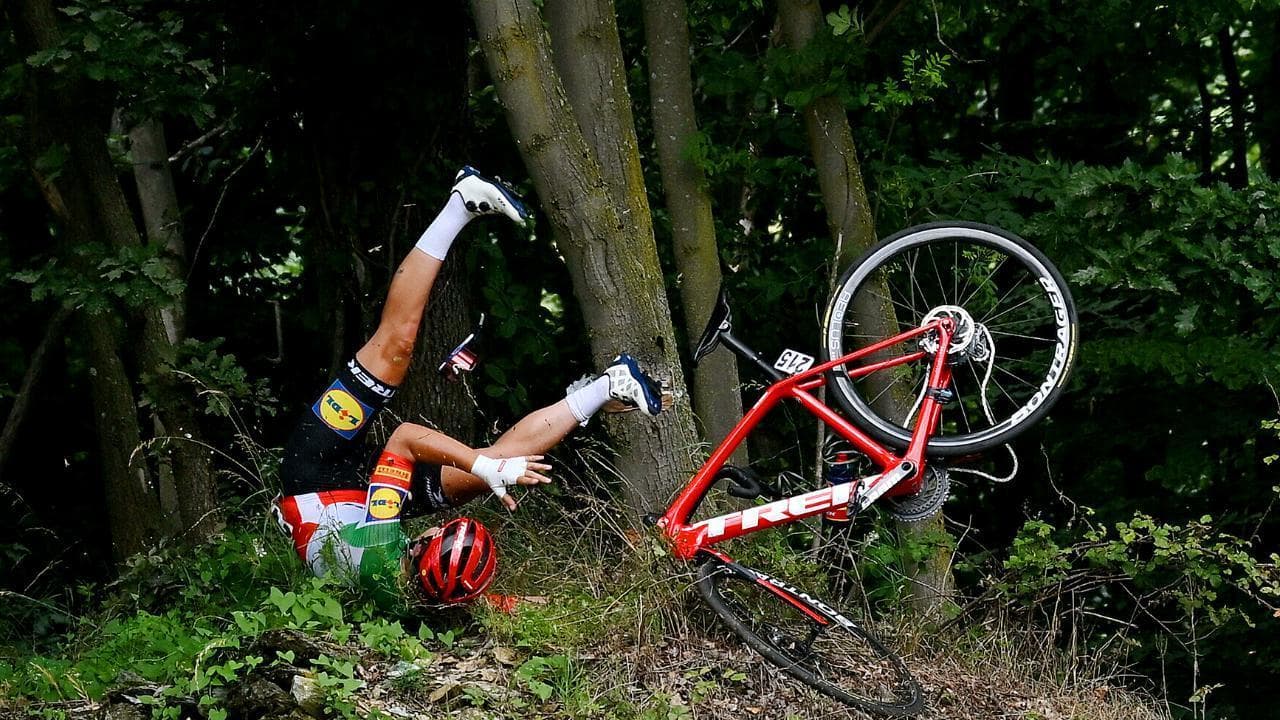 Ciclismo, la terribile caduta di Elisa Longo Borghini al Giro d'Italia donne