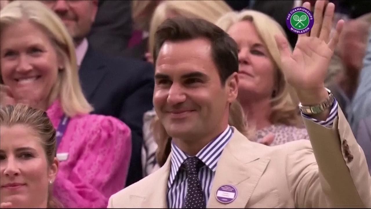 Wimbledon, arriva Federer in tribuna: pubblico in piedi e ovazioni