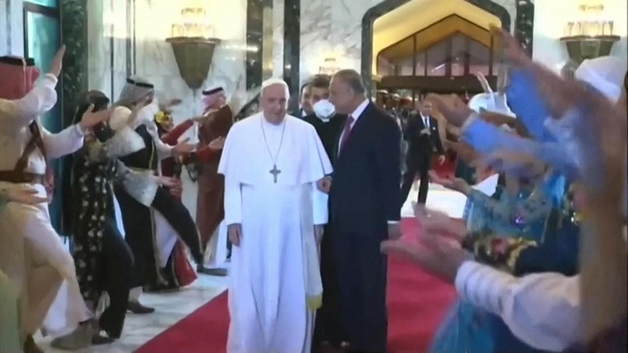 Iraq, Papa Francesco arrivato a Baghdad: accolto da canti e balli tradizionali