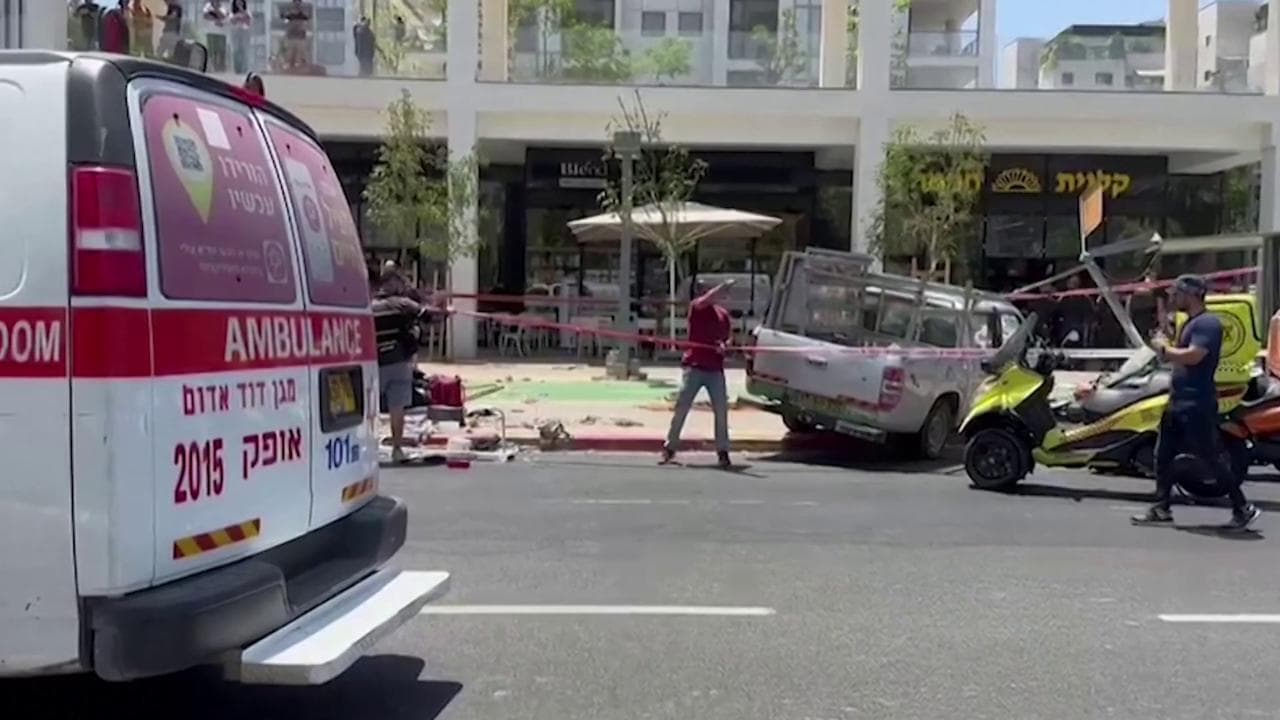 Israele, i soccorsi a Tel Aviv dopo l'attentato con un'automobile contro i pedoni
