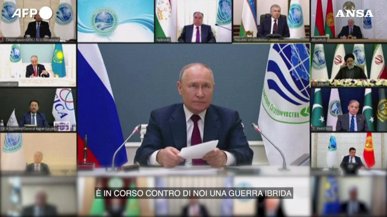 “La Russia continuerà a resistere alle pressioni esterne”, dice Vladimir Putin