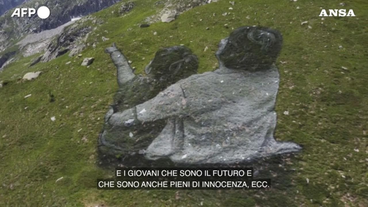 Sul Monte Bianco l'opera d'arte 'effimera' di Saype: sparirà con l'erba che cresce