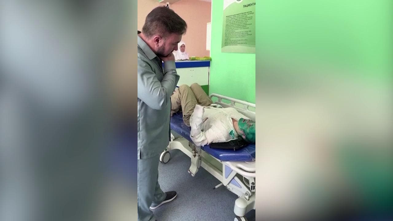 Russia, le immagini in ospedale della giornalista Elena Milashina aggredita in Cecenia