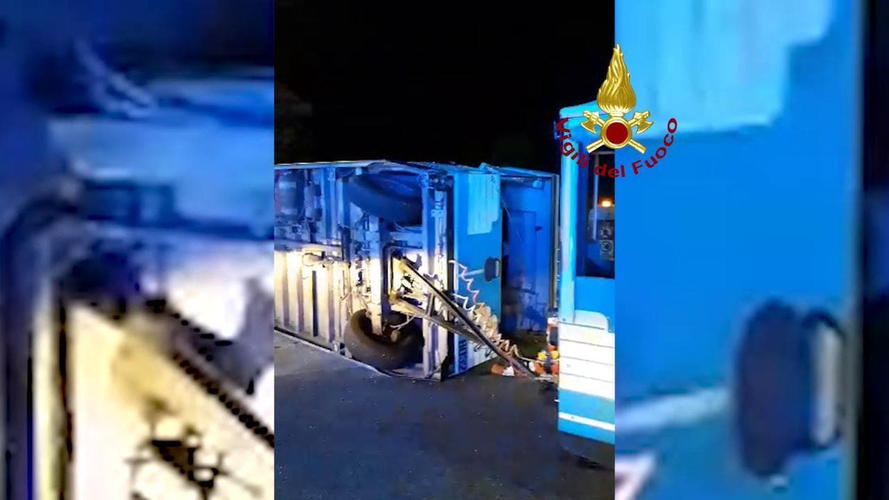 Si rovescia vagone di un trenino turistico a Eraclea: le immagini dei soccorsi