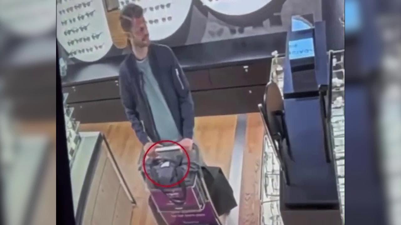 Norvegia, leader del partito di sinistra ruba occhiali in aeroporto: il furto ripreso dalle telecamere