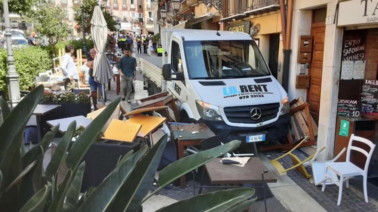 Cagliari, furgone piomba sui tavolini di un locale del centro storico: 15 feriti