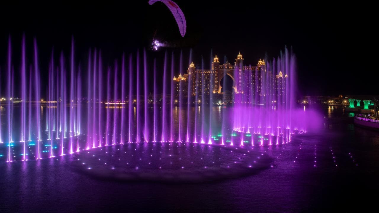 Dubai, in volo col parapendio sopra la fontana più grande del mondo