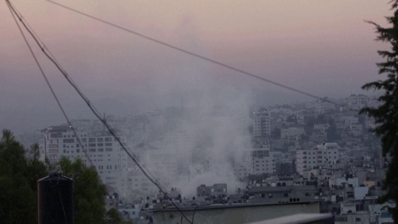 Attacchi della aviazione israeliana a Jenin: il fumo si leva tra i palazzi