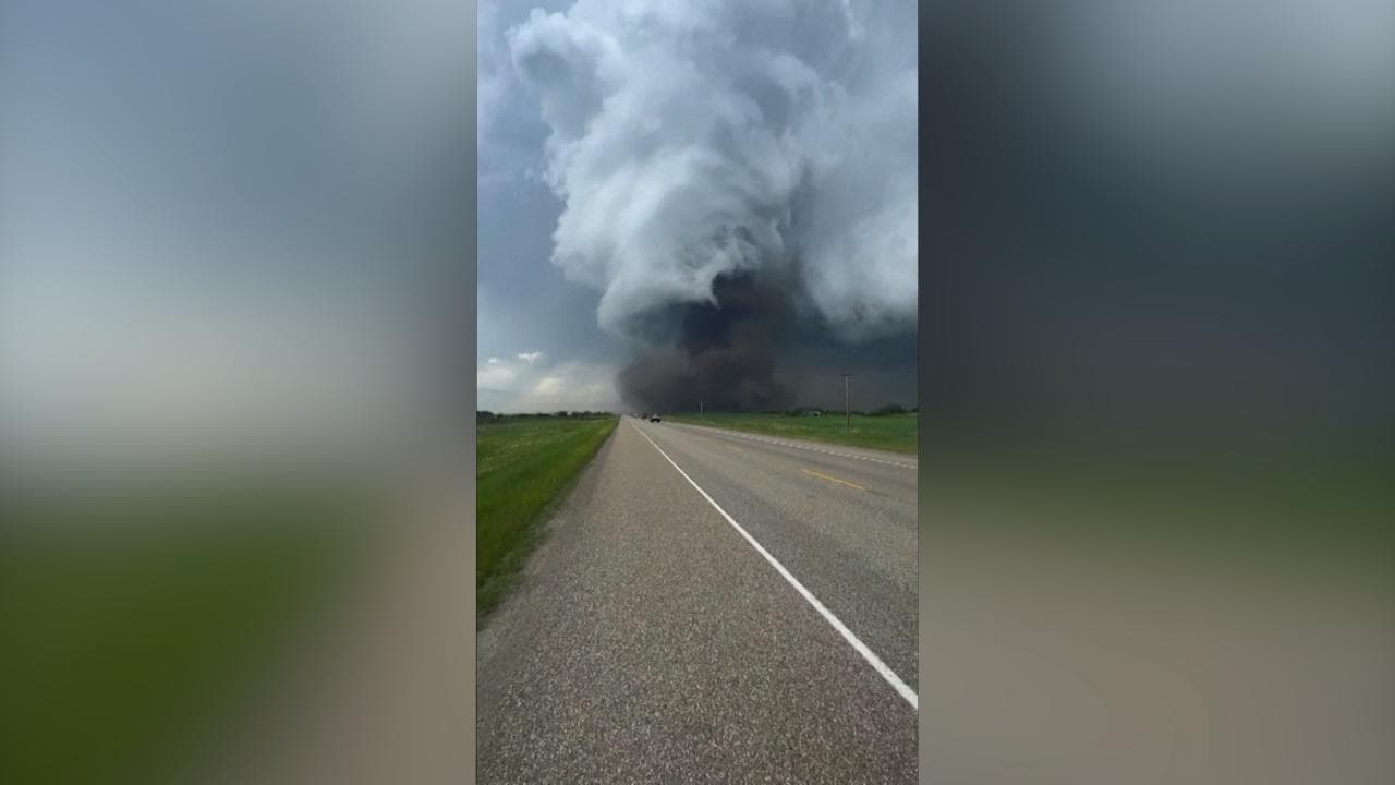 Canada, Alberta colpita da un potente tornado: la furia del vento nei video diffusi sui social
