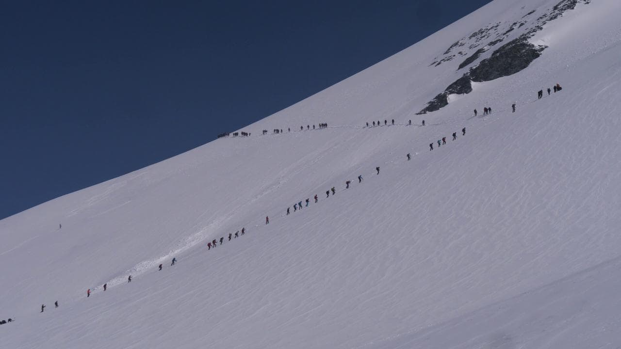 In centinaia sul ghiacciaio: la coda impressionante degli alpinisti in salita sul Breithorn