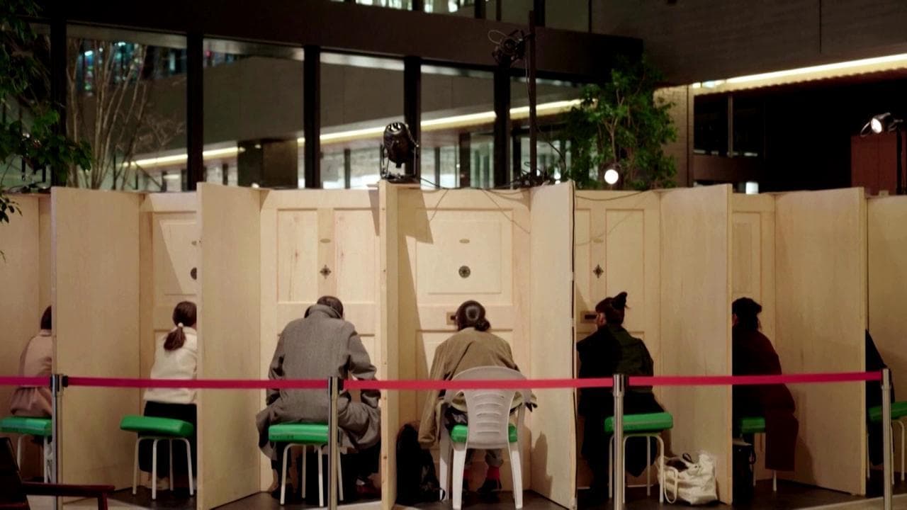 Giappone, il distanziamento incontra l’arte: gli spettatori assistono allo spettacolo attraverso una fessura